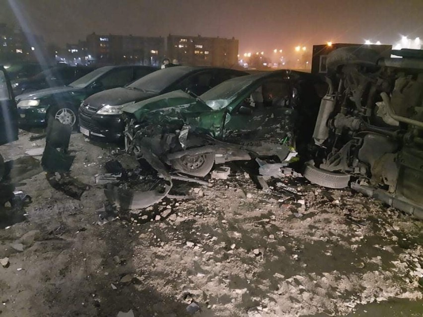 Wypadek na Broniewskiego we Włocławku. Wjechał w zaparkowane samochody, uszkodził 6 aut, kierowca był pijany [zdjęcia]
