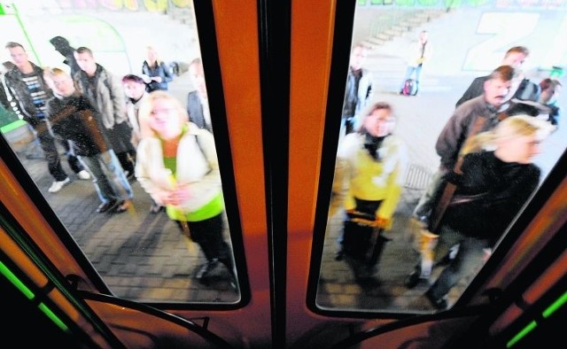 Drzwi się zamykają, a pasażerowie zostają na przystanku - to częsty obrazek w Poznaniu