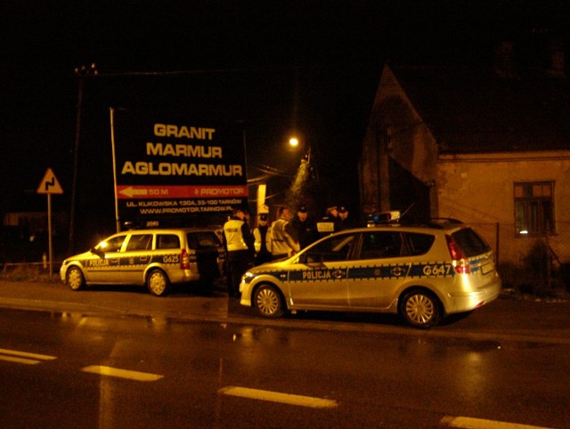 Policja zagrodziła wjazd na teren osiedla. Mieszkańców pobliskich domów ewakuowano