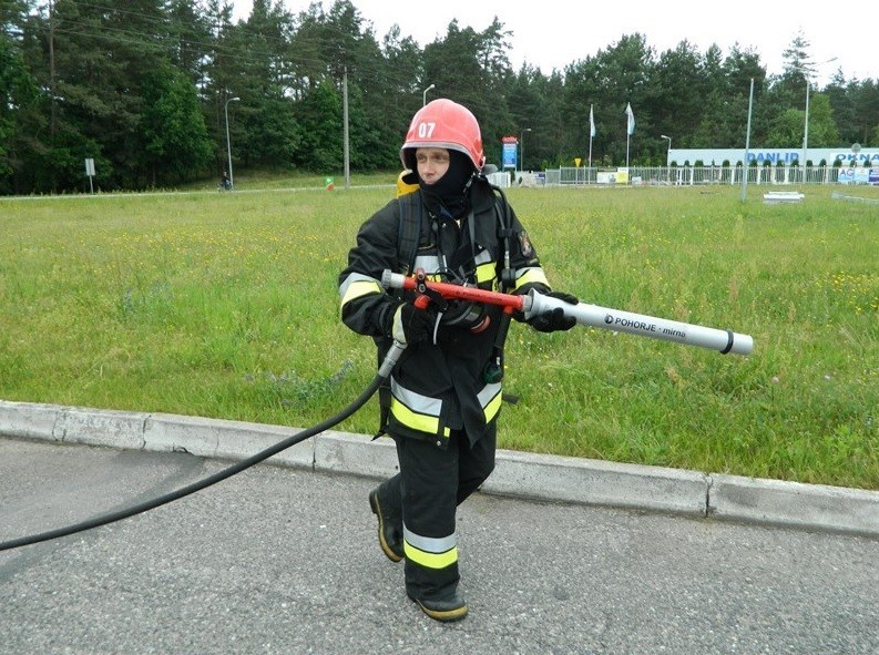 Strażacy z PSP Bytów ćwiczyli działania ratownicze na stacji paliw przy drodze krajowej nr 21