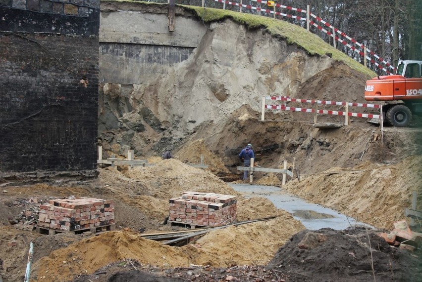 Trwa przebudowa Wieży Ciśnień w Lęborku. Odsłonięto fundamenty ZDJĘCIA