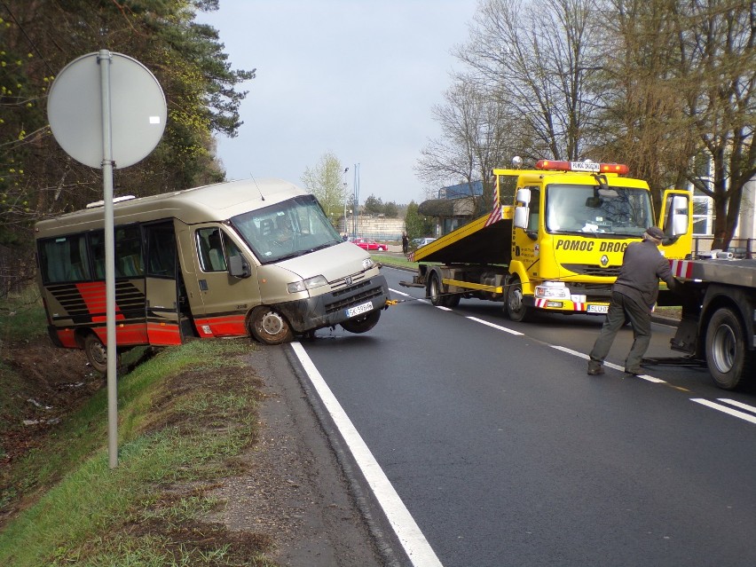 Herby: minibus wpadł do rowu przy drodze krajowej nr 46. Policja musiała całkowicie wstrzymać ruch (zdjęcia)