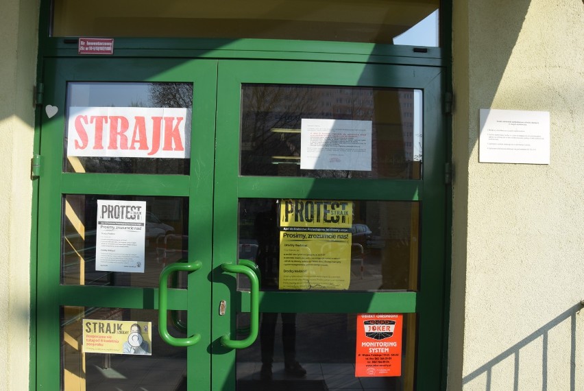 Strajk nauczycieli w Kaliszu. Placówki oflagowane, na drzwiach wywieszone postulaty i apele do rodziców FOTO