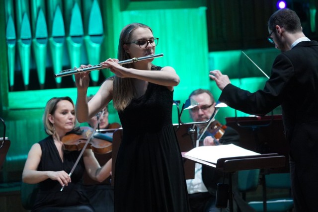 Małgorzata Bobińska jest laureatką licznych solowych konkursów, odnosi również sukcesy na polu kameralistyki. Kilkukrotnie występowała jako solistka z orkiestrą kameralną Capellą Bydgostiensis w Filharmonii Pomorskiej w Bydgoszczy czy w Dworze Artusa w Toruniu.