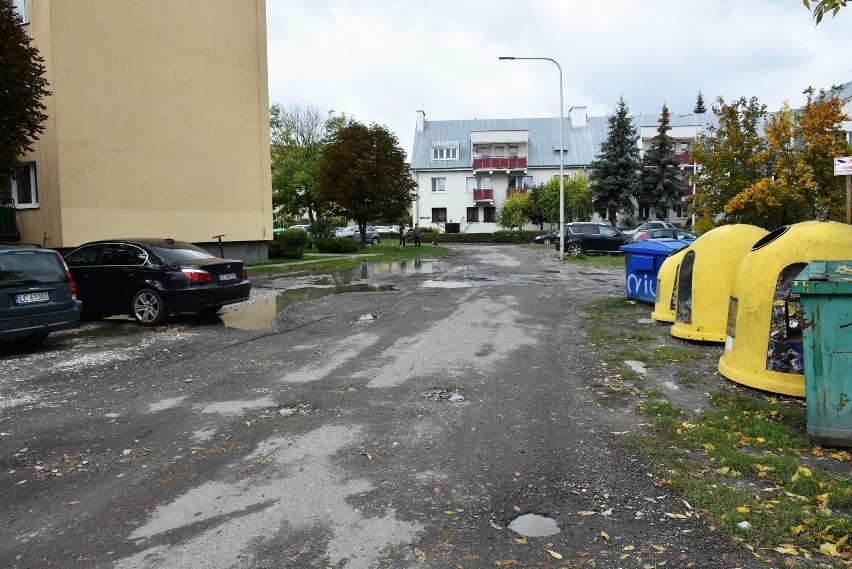 Ponad 40 lat  mieszkańcy czekają na budowę drogi do bloków w centrum Chełma. Zobacz zdjęcia