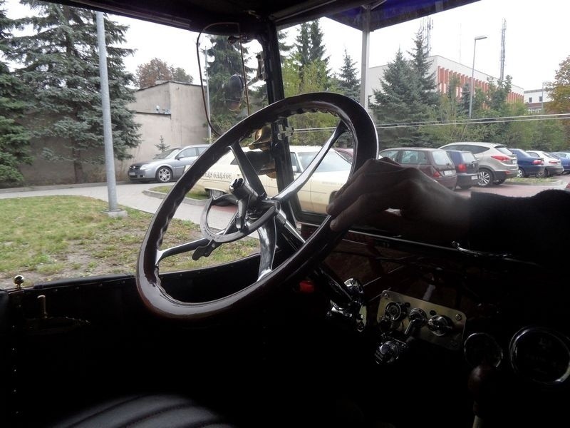 Buick Touring z 1918 na prąd przyjechał do Jaworzna [ZOBACZ]