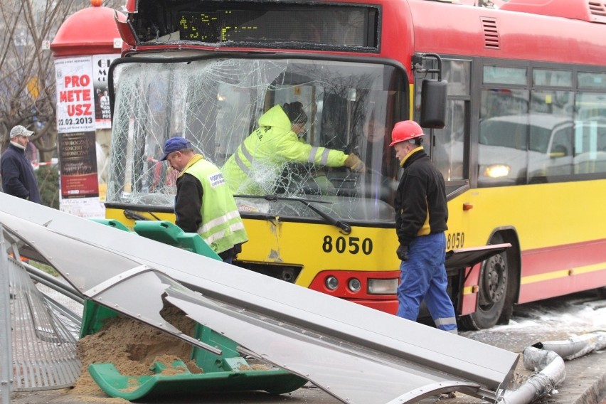 Wrocław: Autobus staranował przystanek na pl. Jana Pawła II. Jedna osoba nie żyje (ZDJĘCIA, FILM)