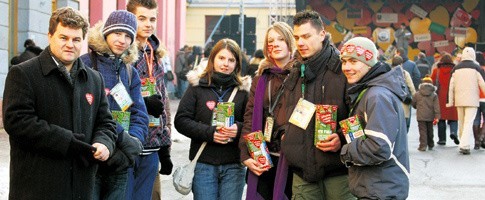 Prawie 400 wolontariuszy kwestowało wczoraj w Tarnowie, także na ul. Brodzińskiego, gdzie trwał plenerowy koncert