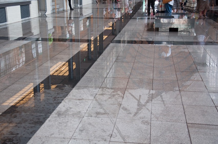Po deszczu wrocławski Dworzec Główny przecieka. Woda leje się do holu