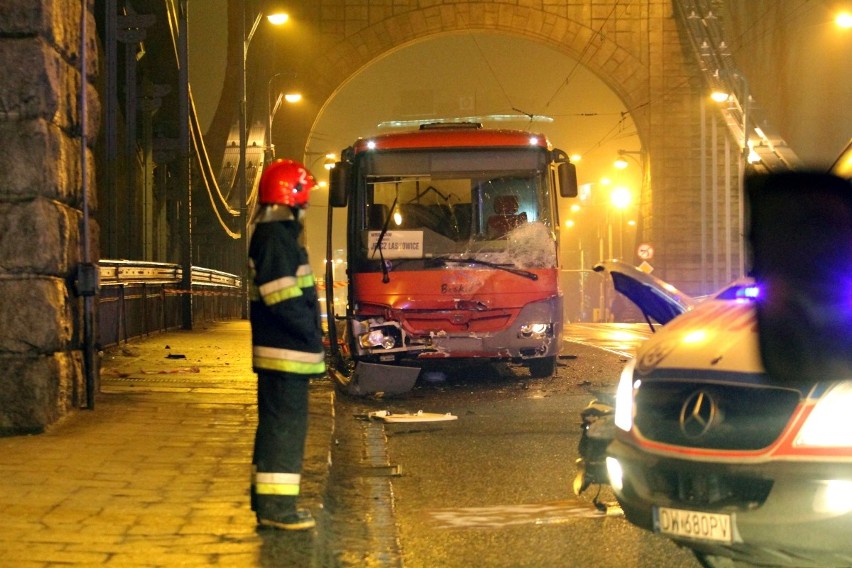 Śmiertelny wypadek na moście Grunwaldzkim. Samochód zderzył się czołowo z autobusem [ZDJĘCIA]