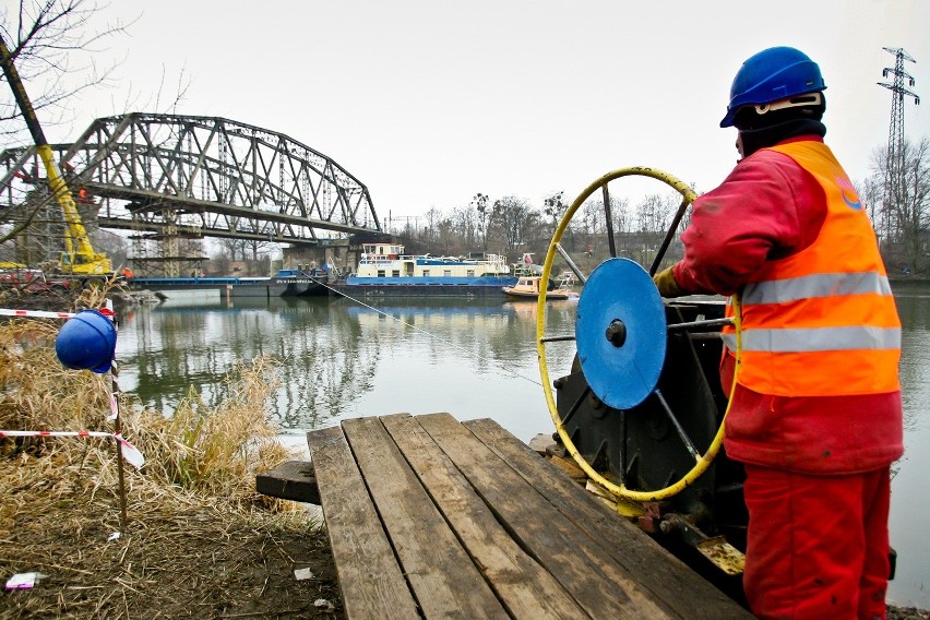 Wrocław: Podnoszą most kolejowy na Odrze, bo wymaga remontu (ZDJĘCIA) 