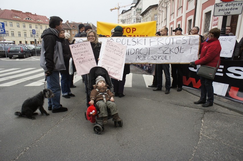 Protest przeciwko likwidacji szkół [ZDJĘCIA]