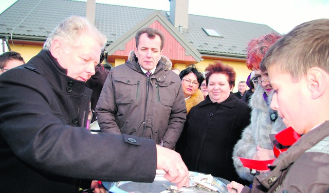 Burmistrz Bobowej Wacław Ligęza przekazuje powodzianom klucze do nowych domów