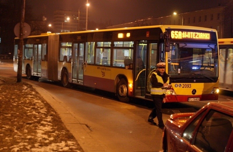 Wypadek autobusu linii 65A. 2 osoby ranne [ZDJĘCIA]