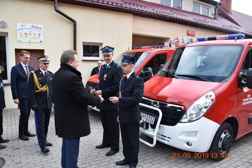 Druhowie z OSP otrzymali pieniądze i samochód [ZDJĘCIA]