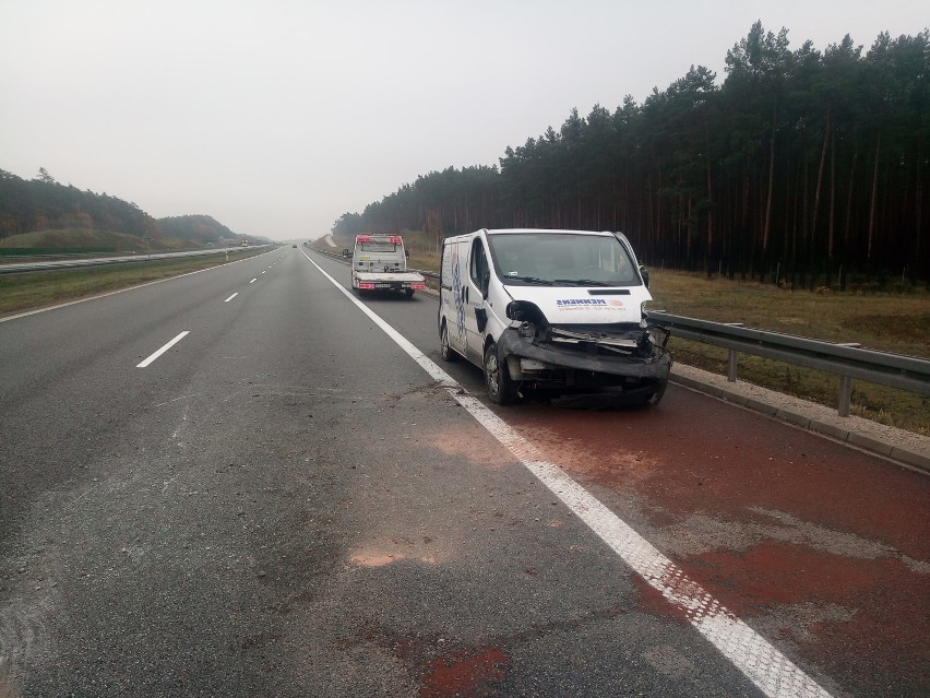 Groźny wypadek na autostradzie pod Aleksandrowem Kujawskim. Auto wywróciło się na bok, drugie uderzyło w bariery [zdjęcia]