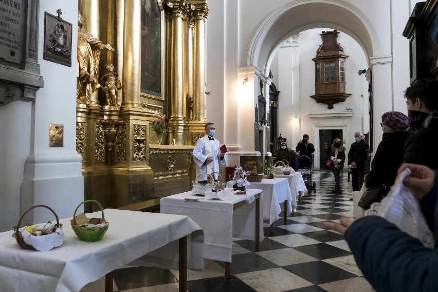 Wielkanoc 2021. Święcenie pokarmów w Warszawie. Czy przestrzegane są zasady sanitarne?