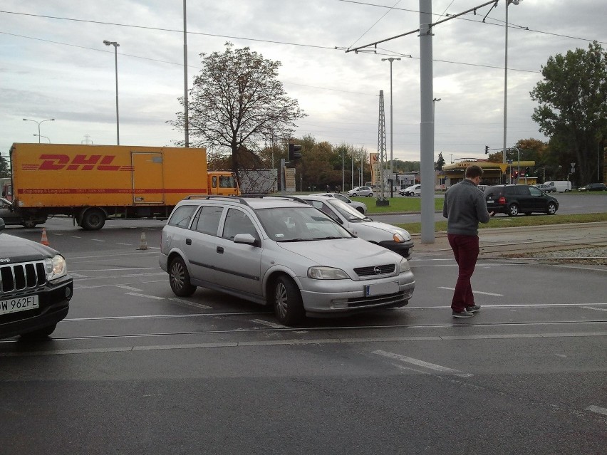 Samochód zgubił koło. Zablokował skrzyżowanie Limanowskiego...