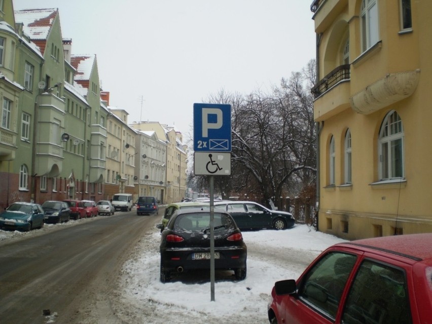 Wrocław: Jest zima więc można śmiało zastawiać miejsca dla niepełnosprawnych...