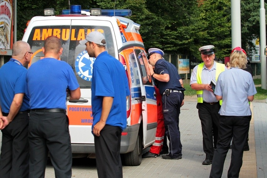 Wrocław: Na Sępolnie kobieta wpadła między peron przystanku i tramwaj (ZDJĘCIA)