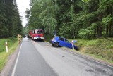 Uwaga! Utrudnienia w ruchu. Auto w rowie na drodze z Boguszowa-Gorc w kierunku Unisławia Śląskiego!