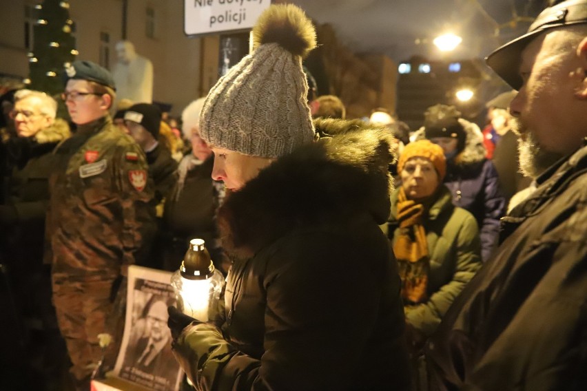 Łódzki protest przeciwko nienawiści i przemocy. Tłumy łodzian wysłały światełko do nieba dla Pawła Adamowicza FILM