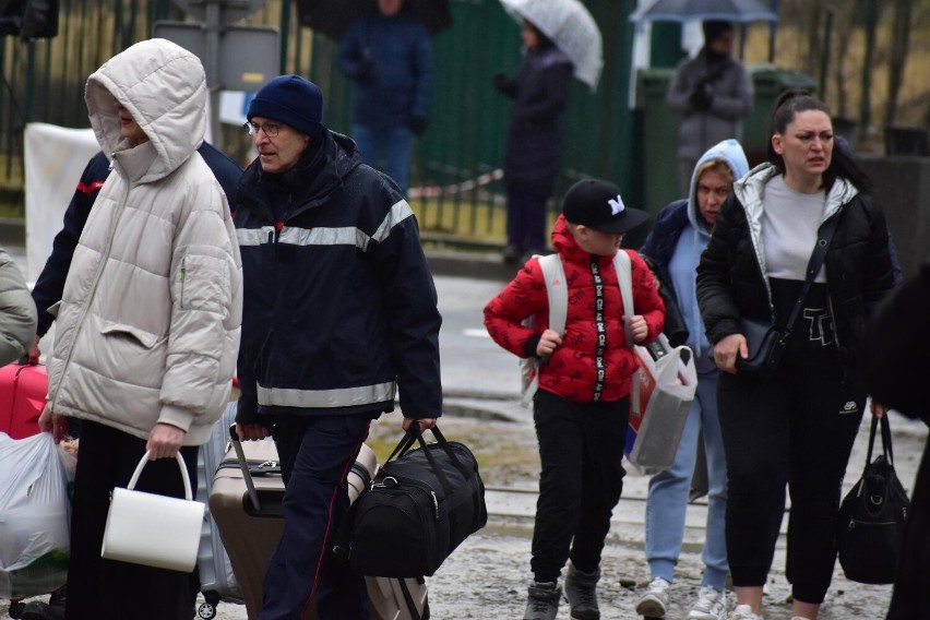 Uchodźcy z Ukrainy na przejściu granicznym w Krościenku.