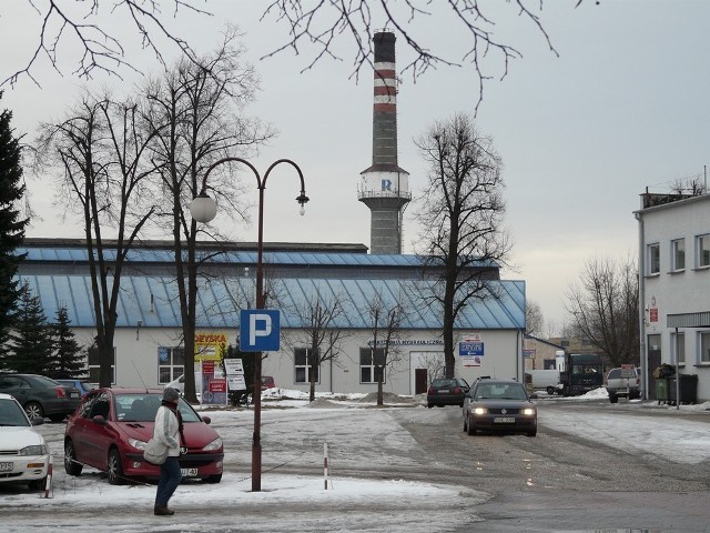 Tereny po Metalurgii (w tle charakterystyczny komin fabryczny) czekają  na galerię