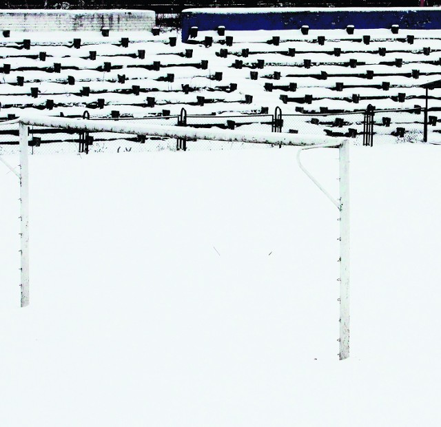 Gdy takie ilości śniegu roztopią się na boiskach, kluby mogą mieć nie lada problemy