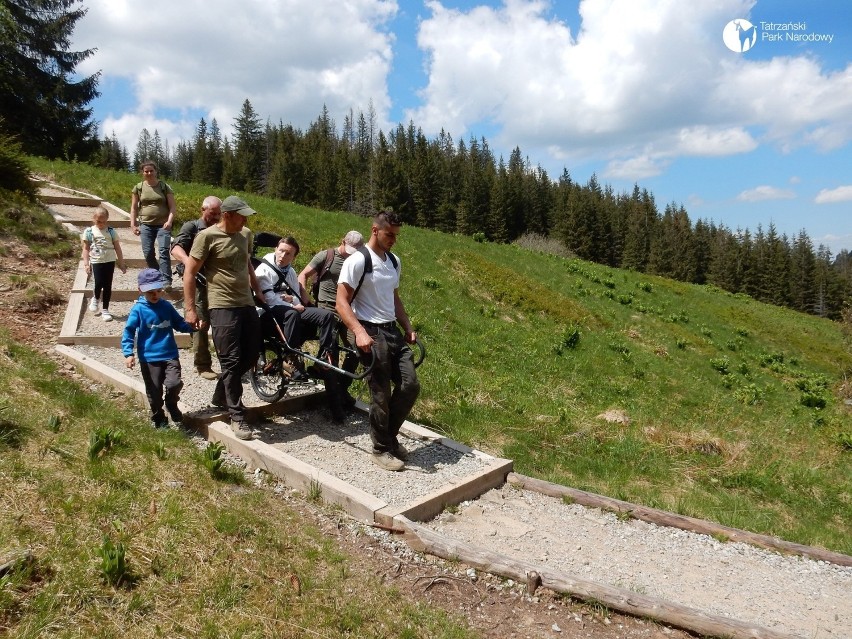 Tatry. Testują wózek dla osób niepełnosprawnych, który może otworzyć dla nich wędrówki po górach 