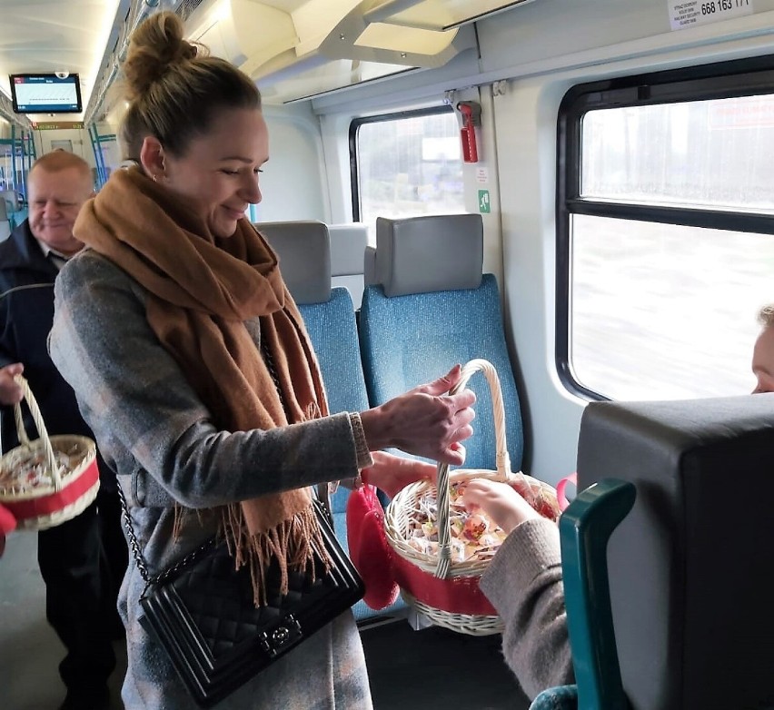 Z miłości do pasażera, czyli walentynki z trójmiejską SKM-ką. W święto zakochanych w pociągach rozdawali słodycze | ZDJĘCIA