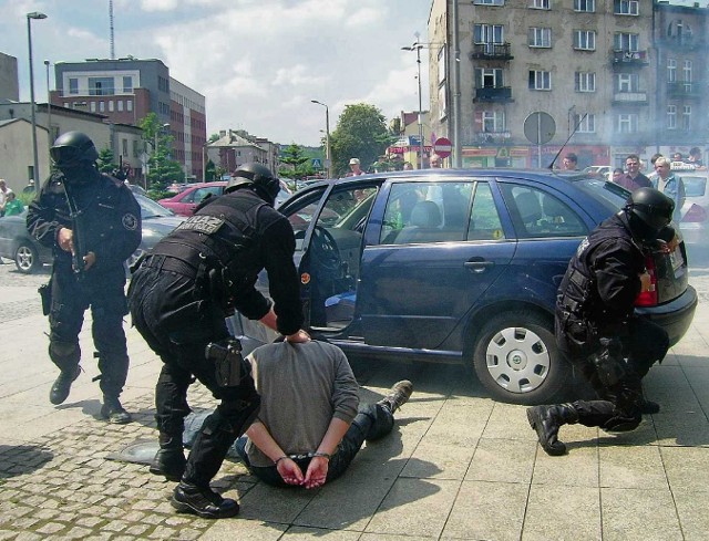 Pokazy sokistów z Katowic podczas otwarcia siedziby straży