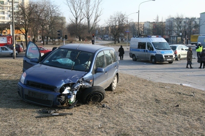 Łódź: dwa auta zderzyły się na Paderewskiego [ZDJĘCIA]