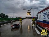 Wypadek na A4 na zjeździe Budziszów. Motocyklista upadł. Przejechał go jeszcze samochód [ZDJĘCIA]