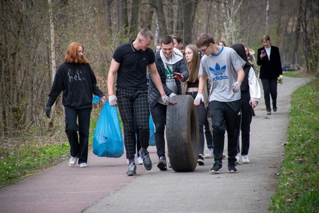 Akcja "Myślenice Czyste Miasto - Posprzątajmy swoje najbliższe otoczenie" odbyła się w ramach projektu "Posprzątaj z nami Małopolskę"