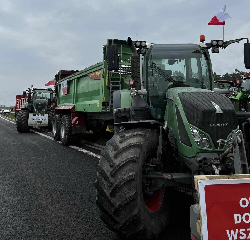 Protest rolnikow w Wielkopolsce. Prawie setka rolników blokuje węzeł drogi S5 na wysokości Czempinia [zdjęcia]