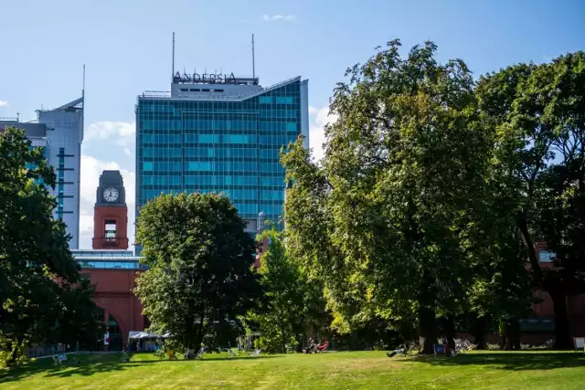 Widok na Stary Browar i wyrastające zza niego wieżowce przy placu Andersa stał się jednym z landmarków Poznania. Do tych dwóch dołączy wkrótce gotowy, najwyższy budynek Poznania, 116-metrowy AND2.