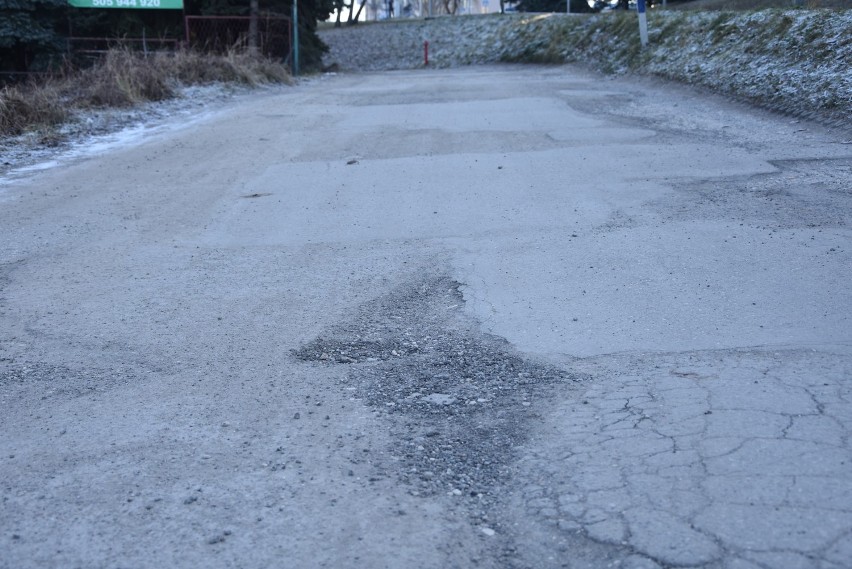 Tarnów. Mieszkańcy domagają się remontu drogi do lodowiska i innych obiektów sportowych przy ul. Wojska Polskiego. Jest w opłakanym stanie