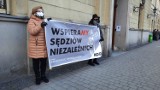 Protest KOD w Kaliszu. Przyszli wesprzeć sędziów niezależnych. ZDJĘCIA