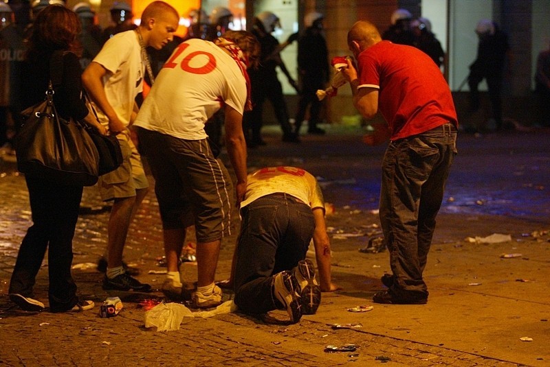 Zamieszki we Wrocławiu: Bójka pseudokibiców z policją (ZDJĘCIA, FILM)