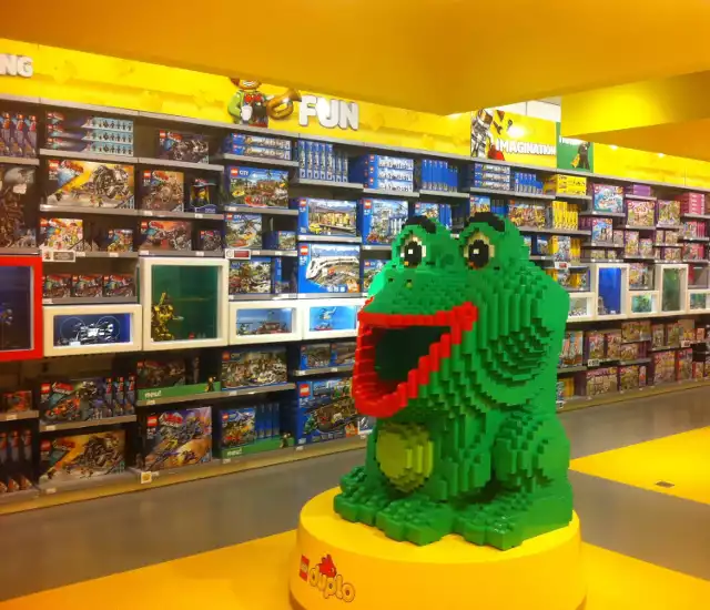 W sobotę 6 sierpnia w Galerii Mokotów w Warszawie nastąpi uroczyste otwarcie pierwszego w Polsce Lego Store. Sklep chwali się unikalną ofertą, niedostępną w żadnym innym sklepie. Właściciele marki produkującej słynne klocki przygotowali z tej okazji także kilka dodatkowych atrakcji.