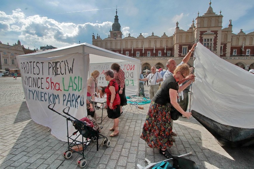 Trwa protest na krakowskim Rynku [ZDJĘCIA]