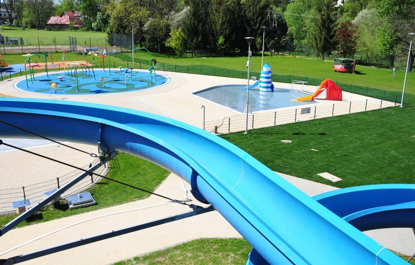 Większa strefa dla dzieci na basenach MOSiR w Krośnie. Jest dodatkowy brodzik. Kiedy otwarcie kompleksu Bursaki? [ZDJĘCIA]