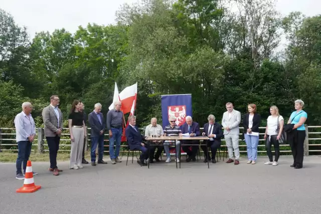 W piątek, 24 maja, w Osobnicy władze powiatu jasielskiego podpisały umowę z wykonawcą na wybudowanie nowego mostu na rzece Bednarce