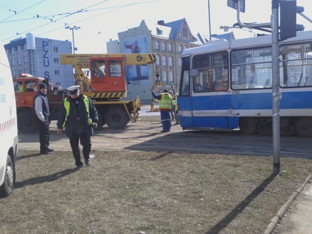 Wrocław: Wykolejenie tramwaju linii 3 przy pl. Dominikańskim (ZDJĘCIA)