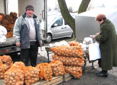 Pan Bogusław przyjeżdża na targ do Radzionkowa aż z Wielunia. Sprzedaje tutaj ziemniaki. Fot. Krzysztof Szendzielorz