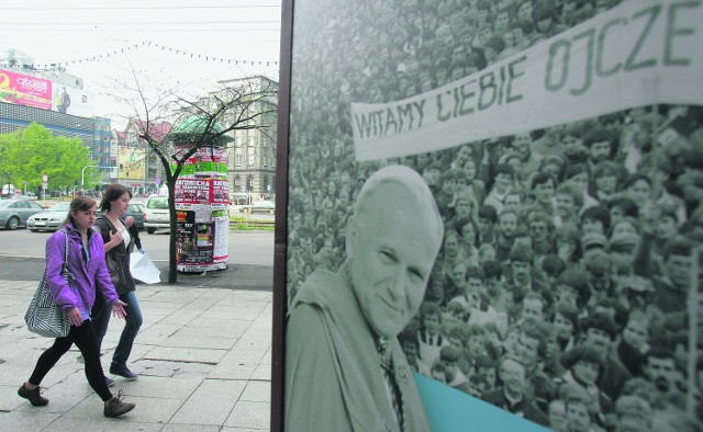 Przed Muzeum Śląskim możemy sobie przypomnieć wizyty papieża w naszym regionie