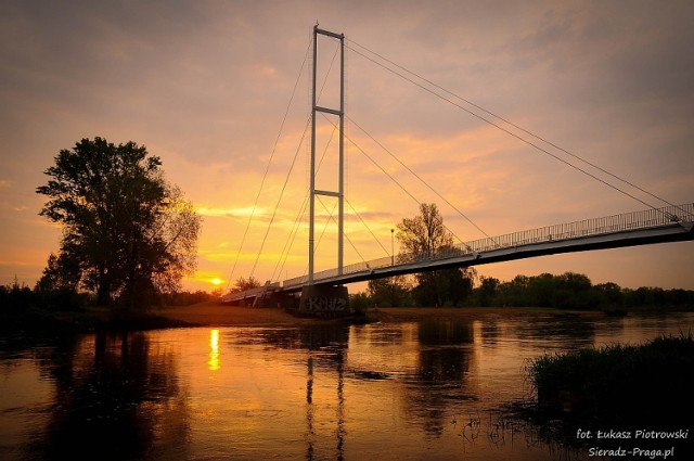 Most wiszący na rzeką Wartą w Sieradzu ma ponad 40 lat