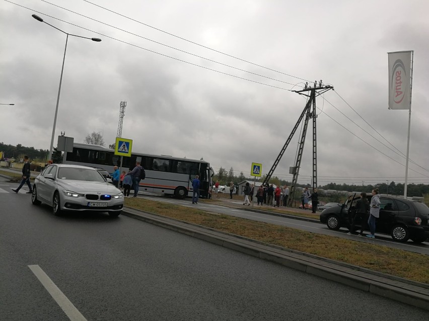 Groźny wypadek na ulicy Toruńskiej we Włocławku. Autobus zderzył się z osobówką [zdjęcia, wideo]