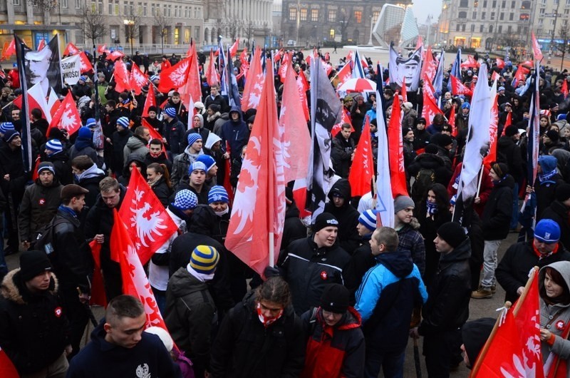 Poznań: Marsz Zwycięstwa w hołdzie powstańcom wielkopolskim. Flagi, pochodnie, race... [ZDJĘCIA]